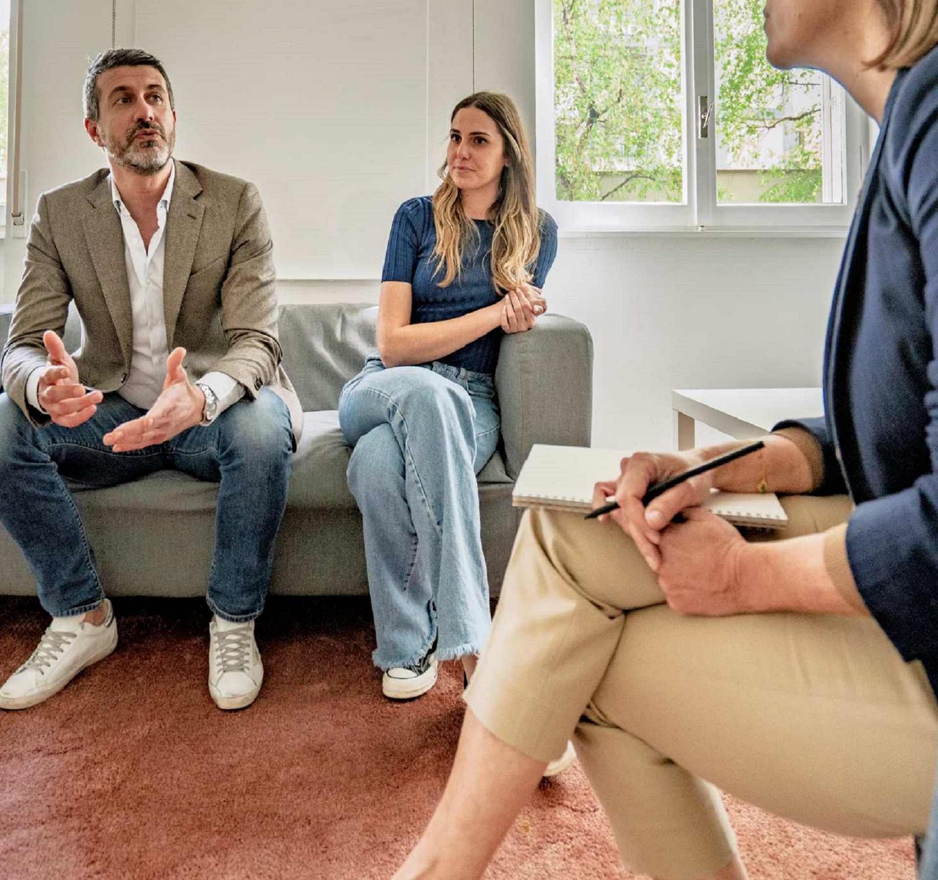 Middle-aged couple in therapy session with psychologist Accompagnement psycho-corporel corps et alimentation à Dijon
