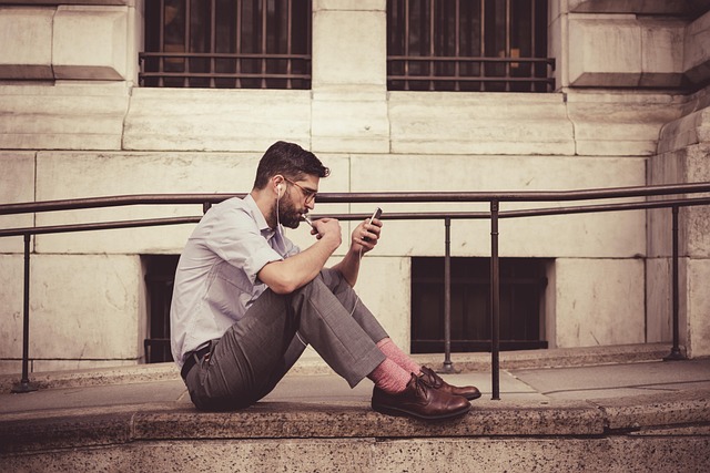Un homme au téléphone